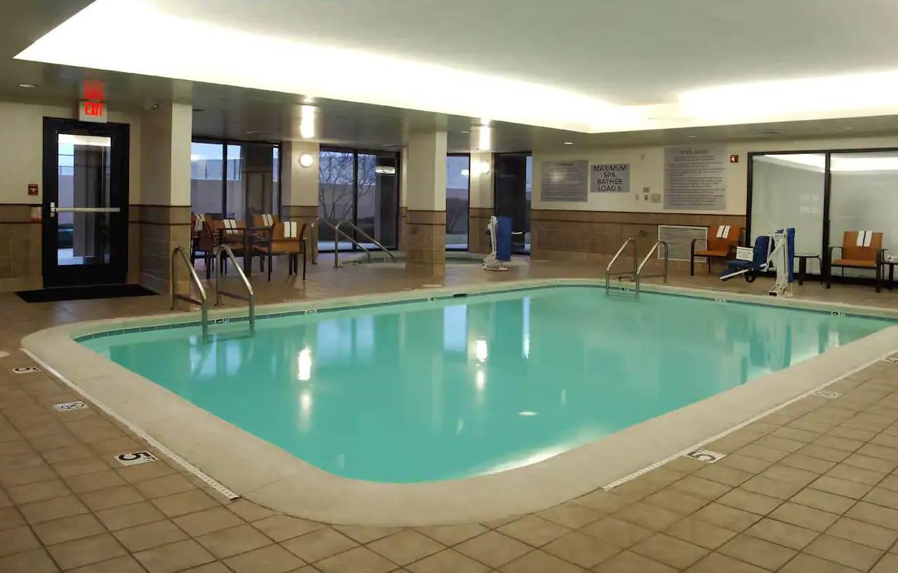 Courtyard Indianapolis Northwest Hotel Екстериор снимка
