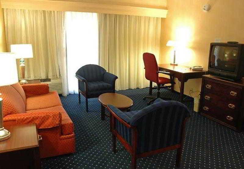 Courtyard Indianapolis Northwest Hotel Стая снимка
