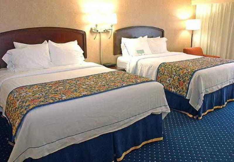 Courtyard Indianapolis Northwest Hotel Екстериор снимка